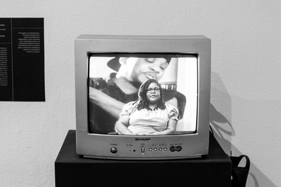 El mundo entero está mirando: Todas las mujeres son bienvenidas [O mundo inteiro está olhando: Todas as mulheres são bem-vindas]