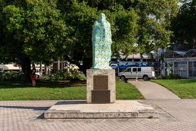 Cover-up of the Ponce de Leon statue at the Antorcha de la Amistad in Miami, Florida [Encubrimiento de la estatua de Ponce de León en la Antorcha de la Amistad en Miami, Florida]