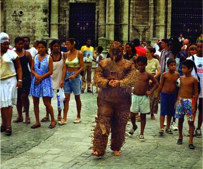 Destierro, Sincronía con el tiempo político [Exile, Synchrony with Political Times]